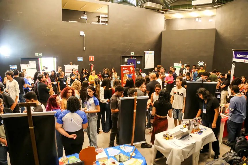 Portas da universidade se abrem para sonhos: Feira vocacional transforma o Centur em palanque para futuros