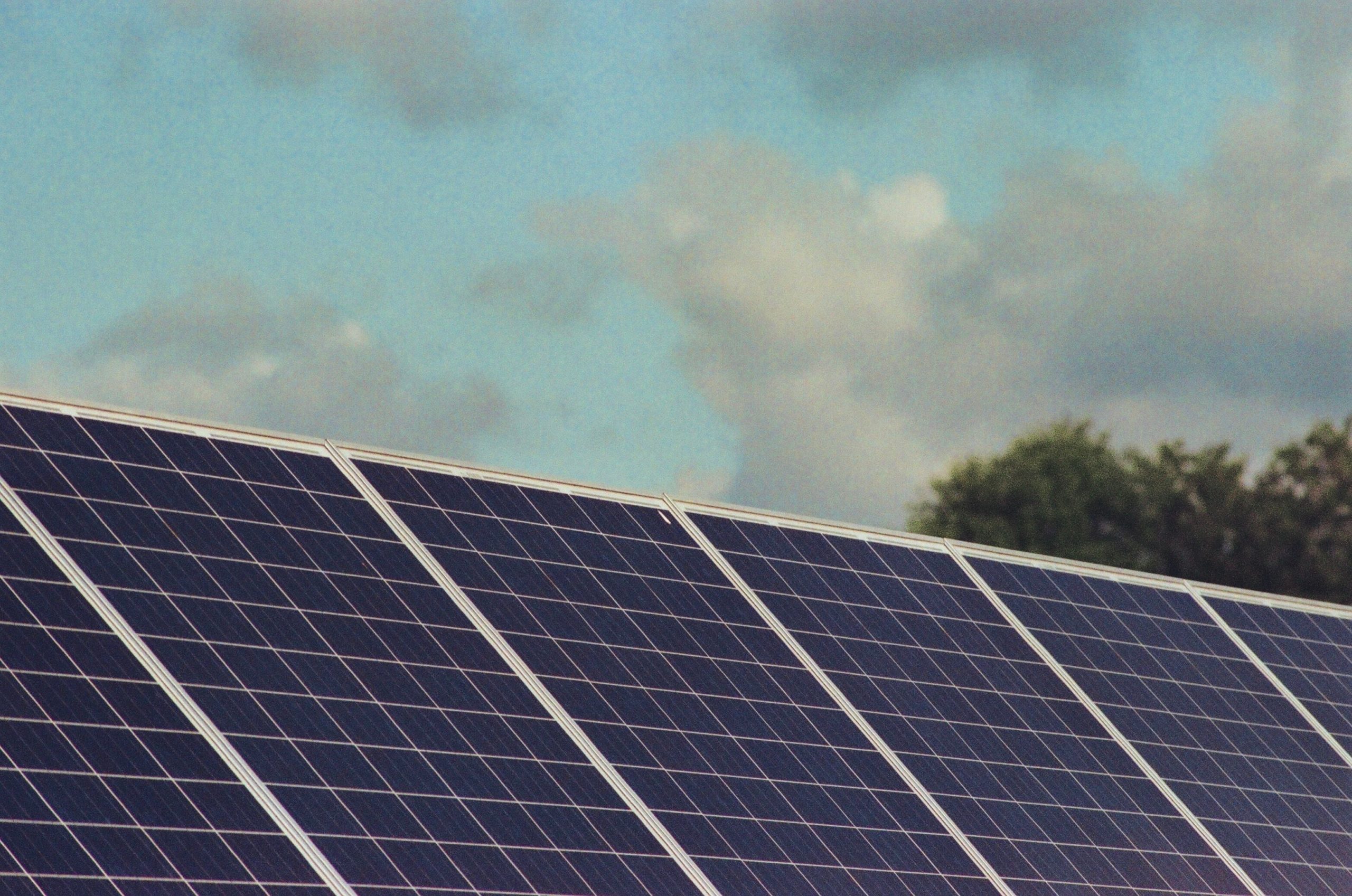 Energia solar residencial vale a pena? Guia completo de custos e economia